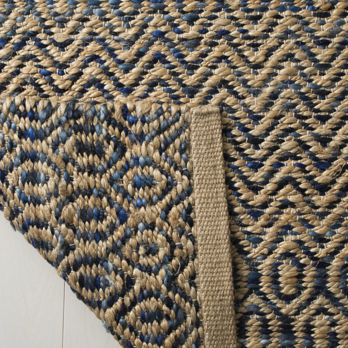 Safavieh Cape Cod 4'-0" x 6'-0" Rug in Navy / Natural