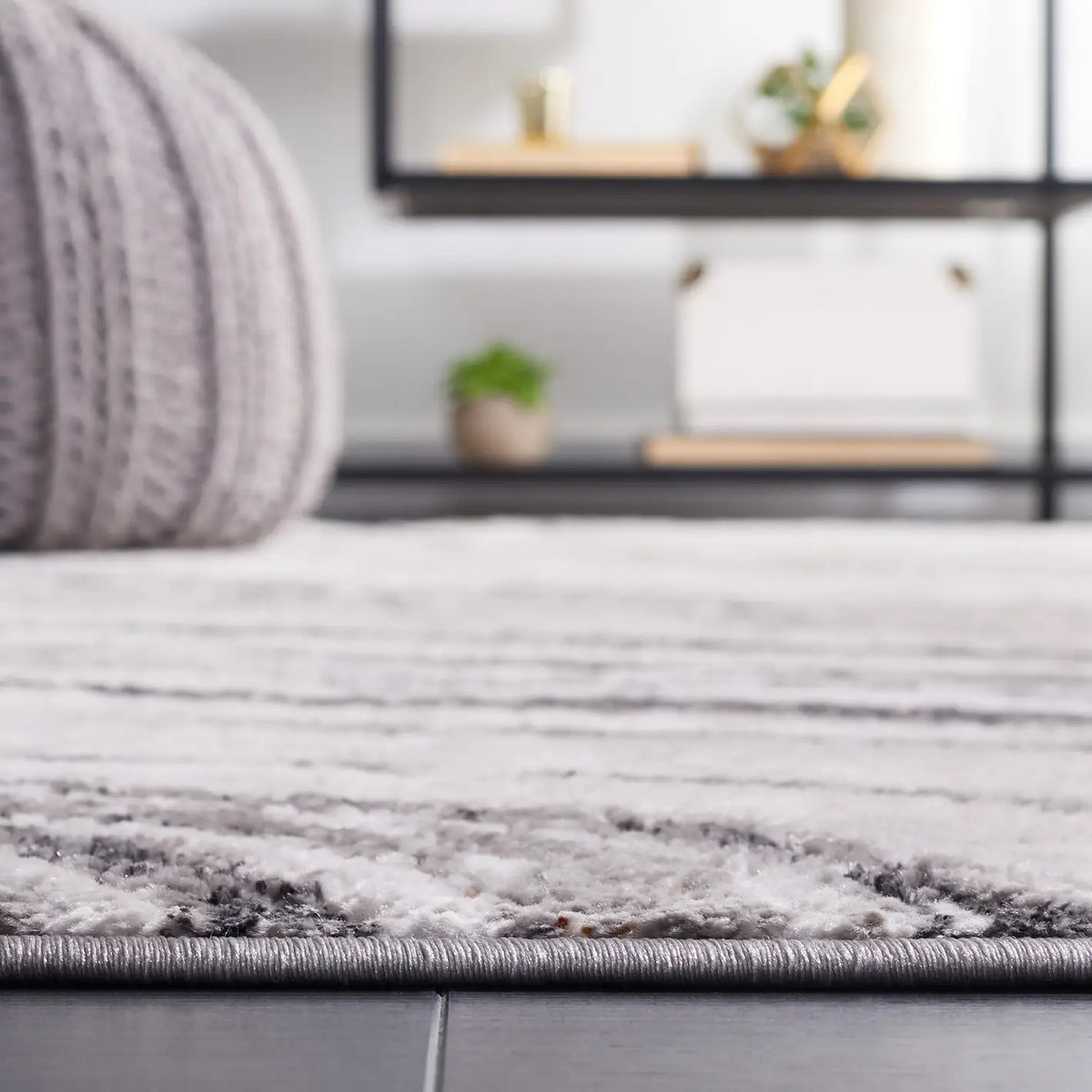 Safavieh Meadow 500 4'-0" x 6'-0" Rug in Light Grey / Black