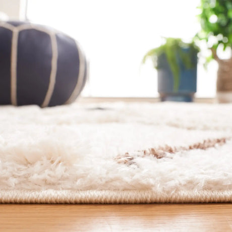 Safavieh Hi-Lo Shag 4'-0" x 6'-0" Rug in Light Beige / Beige