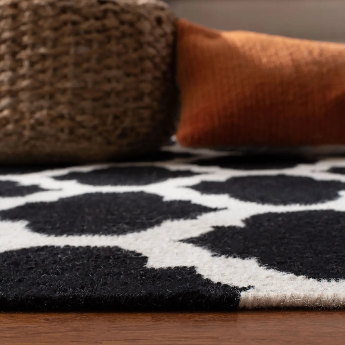 Safavieh Dhurries 4'-0" x 6'-0" Rug in Black / Ivory