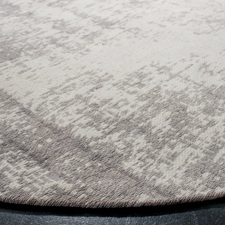 Safavieh Classic Vintage 6'-0" x 6'-0" Rug in Silver / Ivory