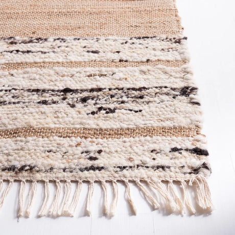 Safavieh Natura 4'-0" x 6'-0" Rug in Natural / Black