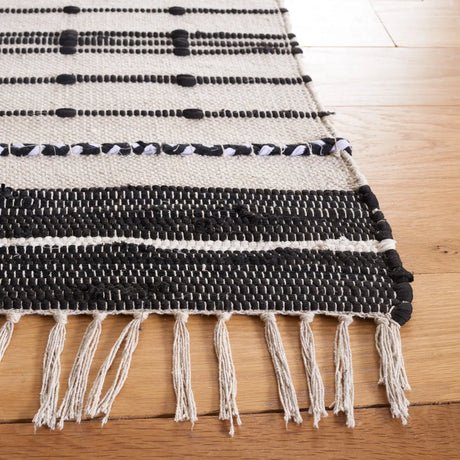Safavieh Striped Kilim 4'-0" x 6'-0" Rug in Beige / Black
