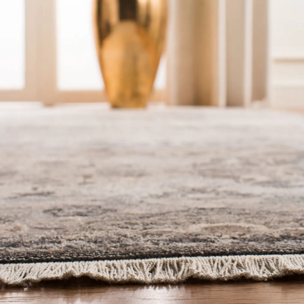 Safavieh Vintage Persian 4'-0" x 6'-0" Rug in Grey
