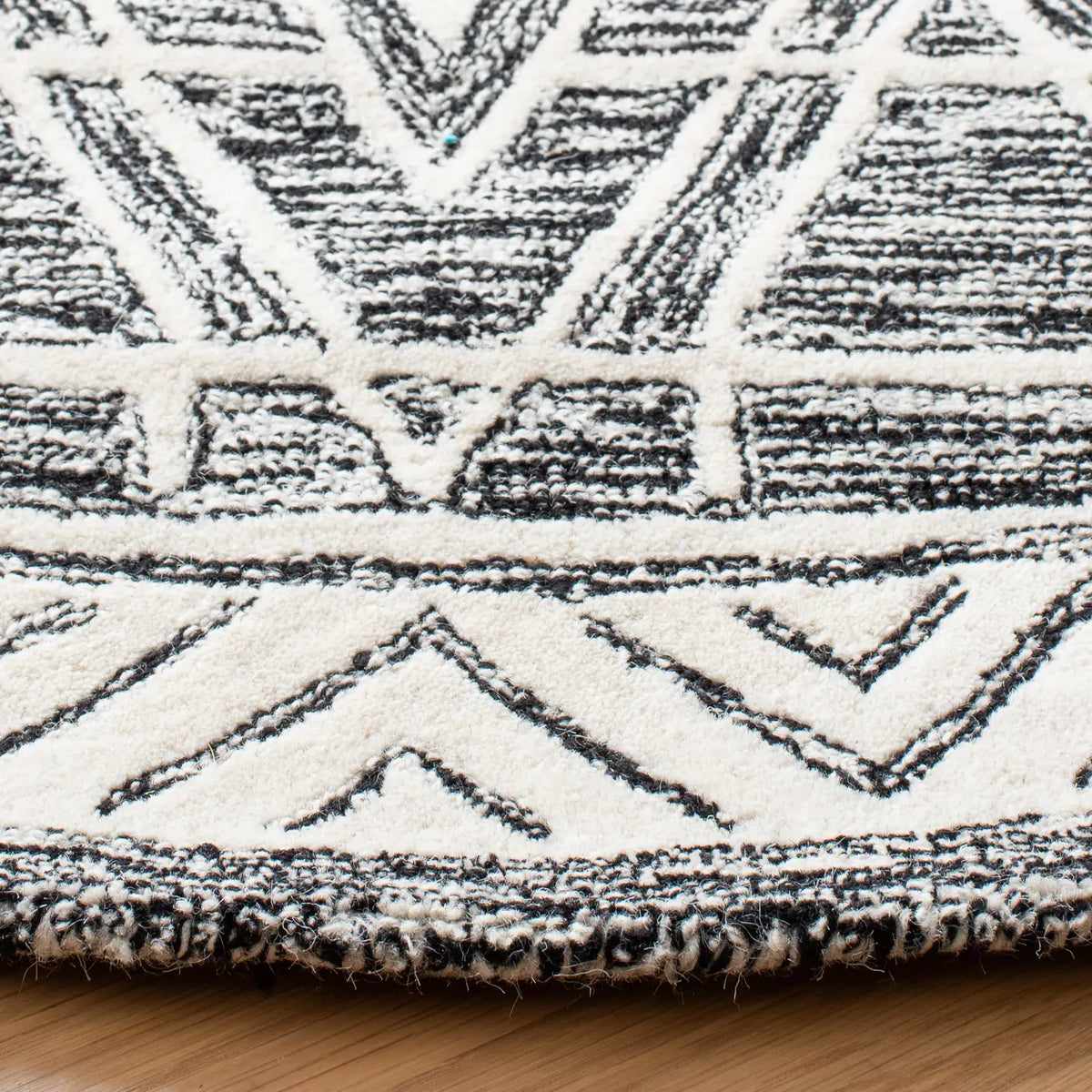 Safavieh Abstract 6'-0" x 6'-0" Rug in Ivory / Black
