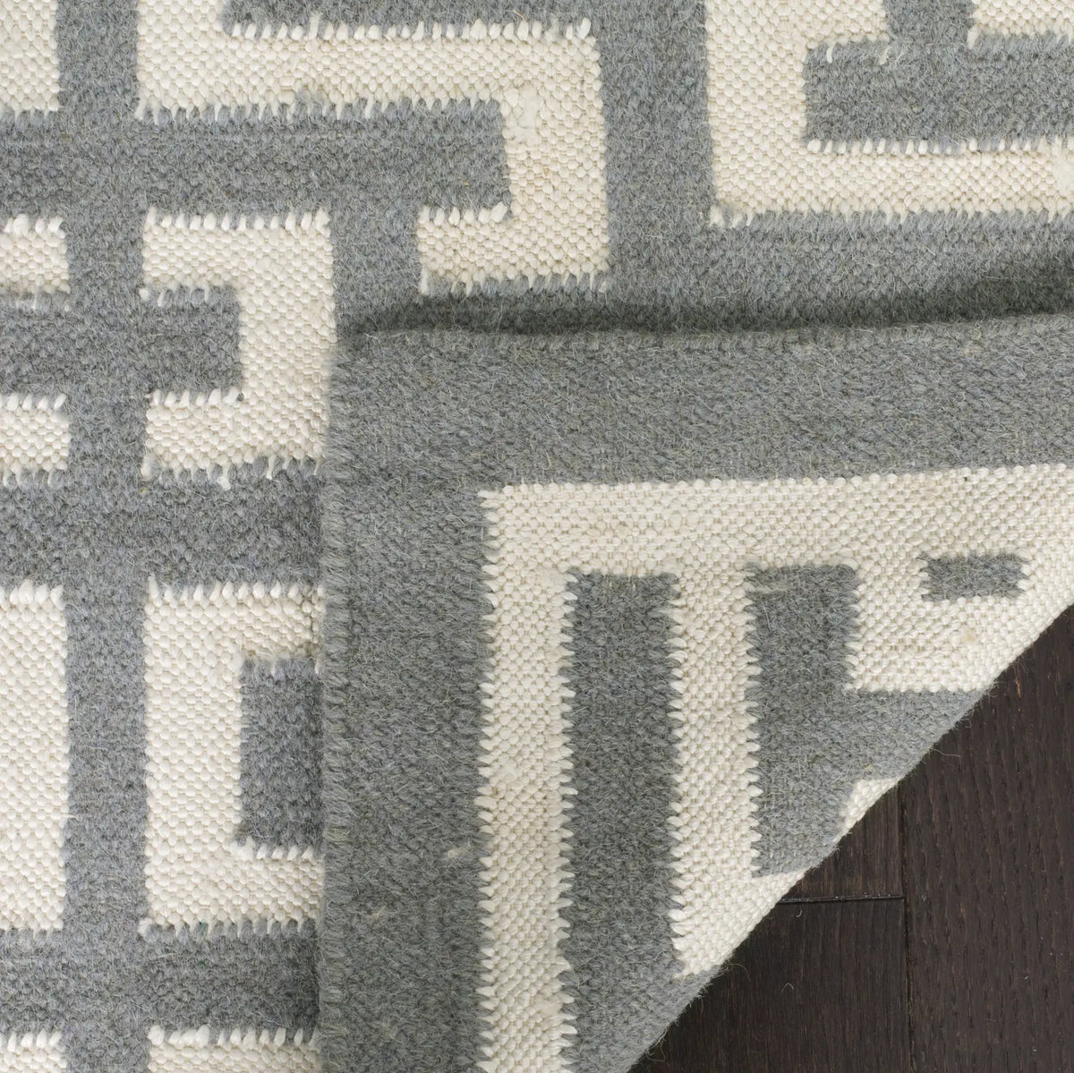Safavieh Dhurries 4'-0" x 6'-0" Rug in Soft Grey / Ivory
