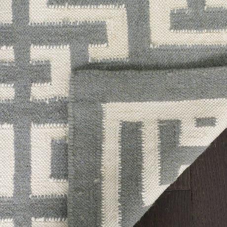 Safavieh Dhurries 4'-0" x 6'-0" Rug in Soft Grey / Ivory