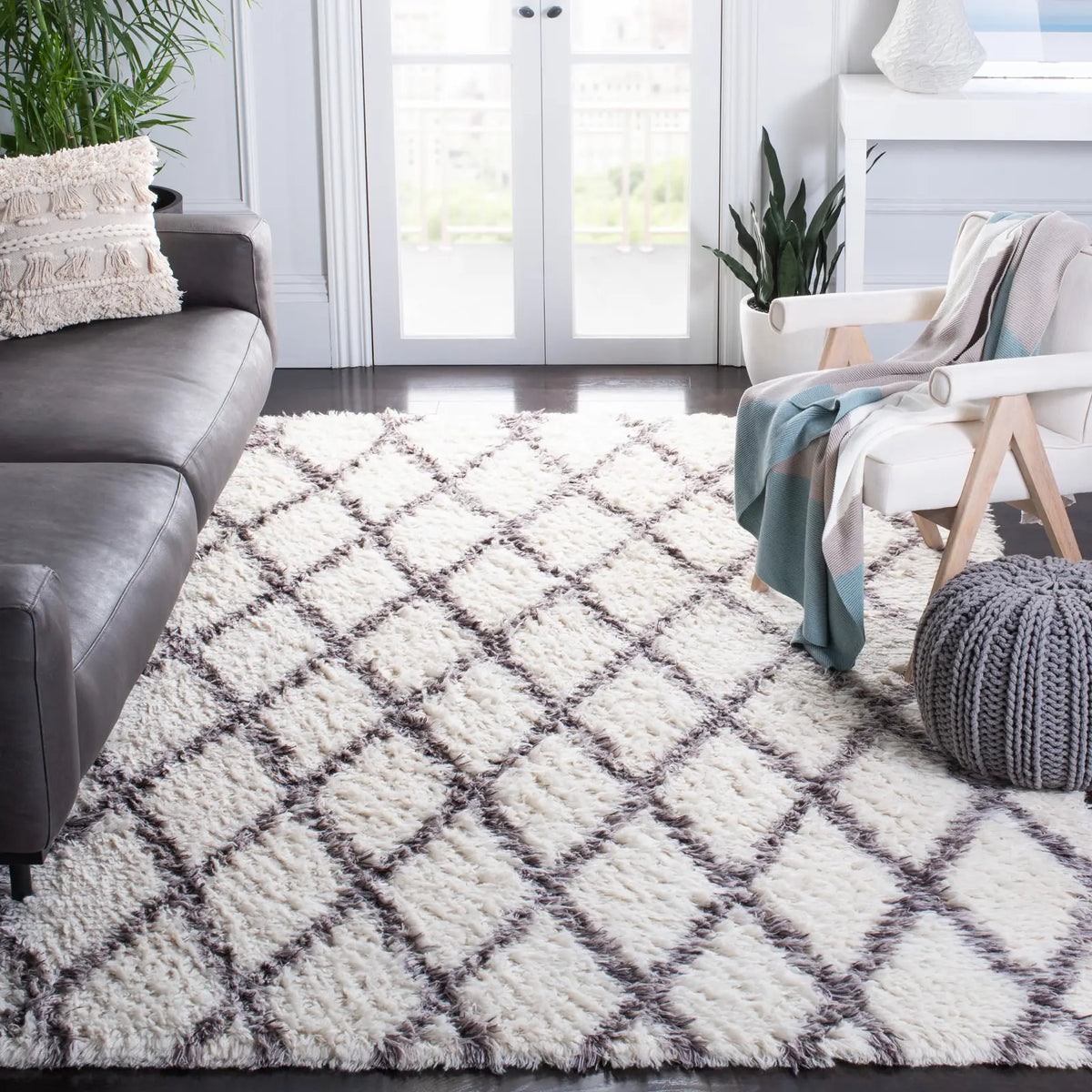 Safavieh Kenya 6'-0" x 9'-0" Rug in Ivory / Grey