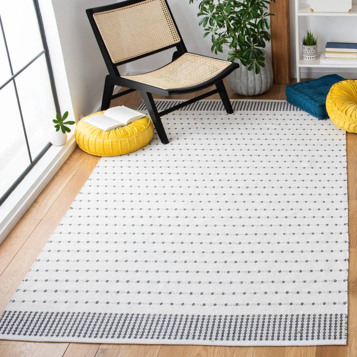 Safavieh Montauk 4'-0" x 6'-0" Rug in Grey / Ivory