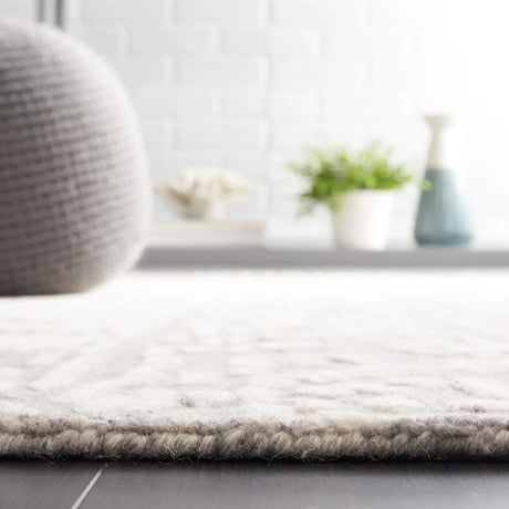Safavieh Metro 4'-0" x 6'-0" Rug in Grey / Ivory