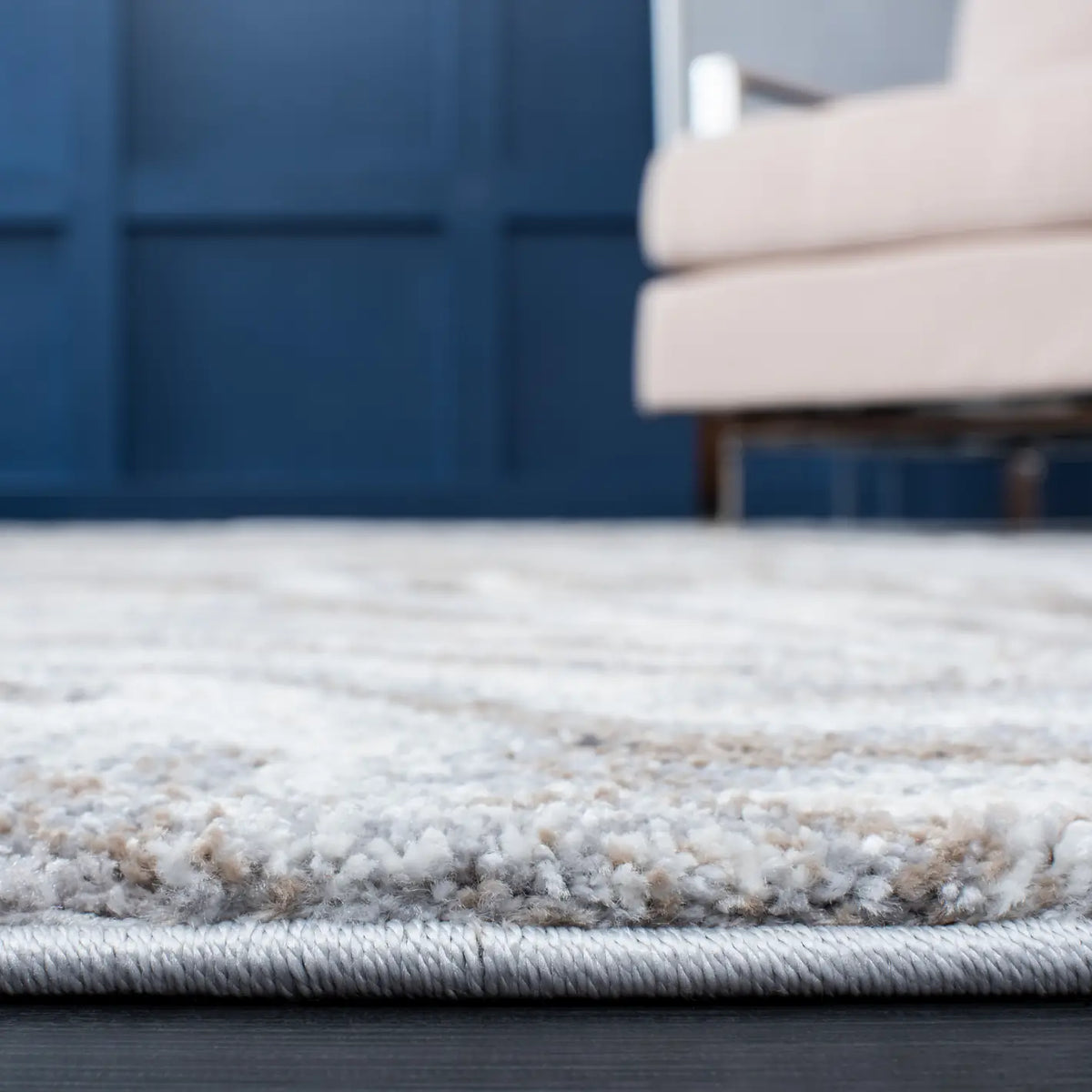 Safavieh Cyrus Shag 4'-5" x 6'-5" Rug in Beige / Grey