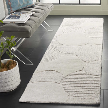 Safavieh Ebony 2'-3" x 8'-0" Rug in Ivory