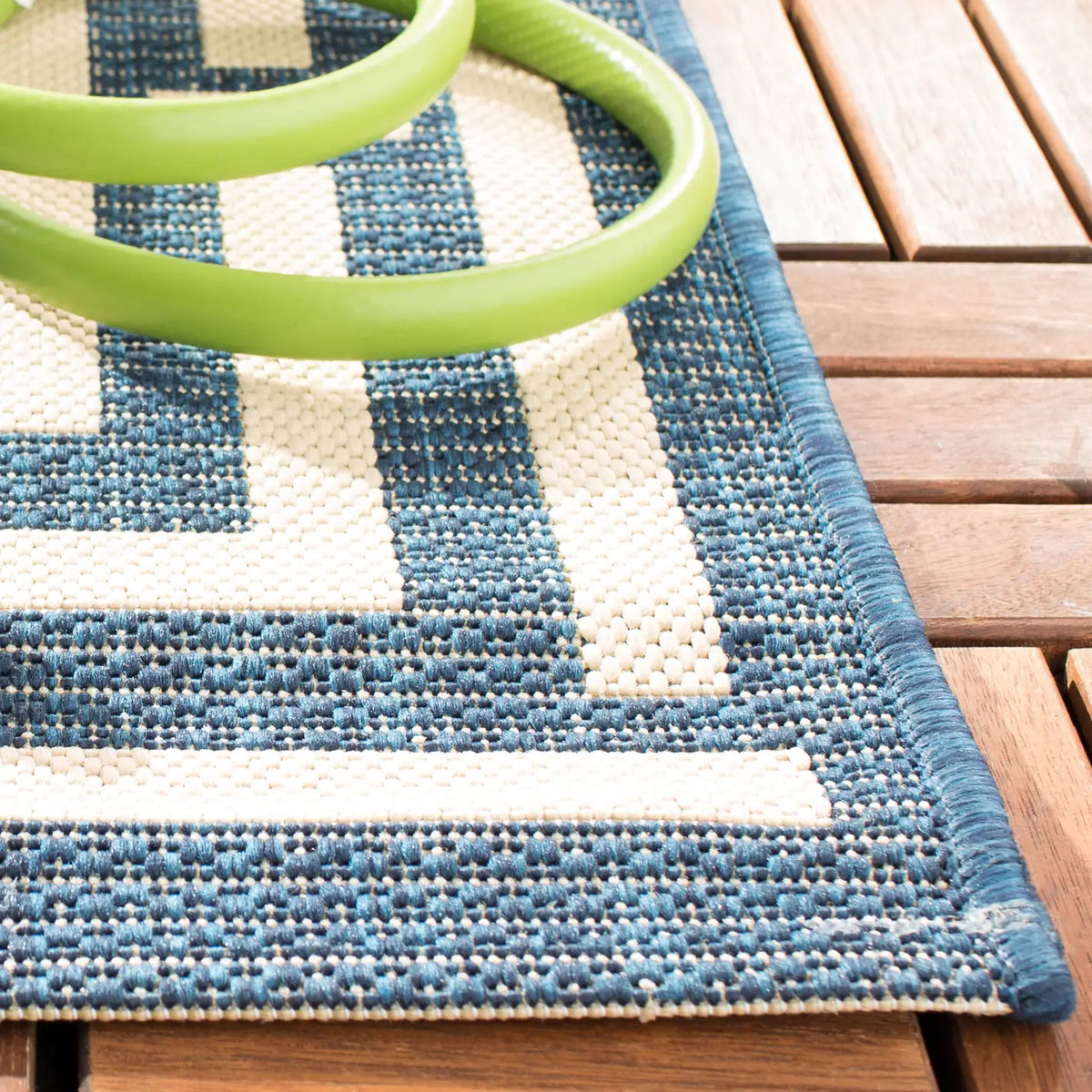 Safavieh Courtyard 4'-0" x 5'-7" Rug in Navy / Beige