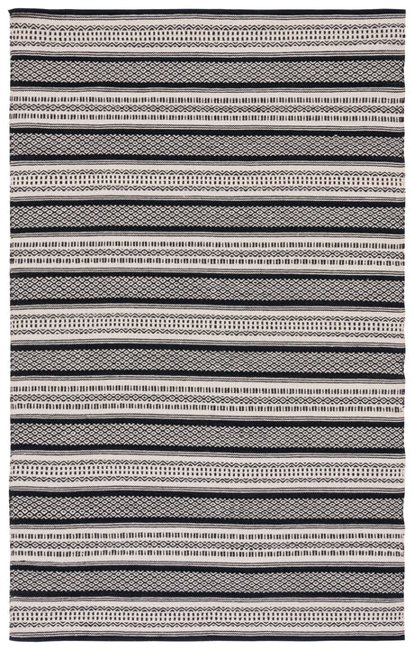 Safavieh Montauk 4'-0" x 6'-0" Rug in Black / Ivory