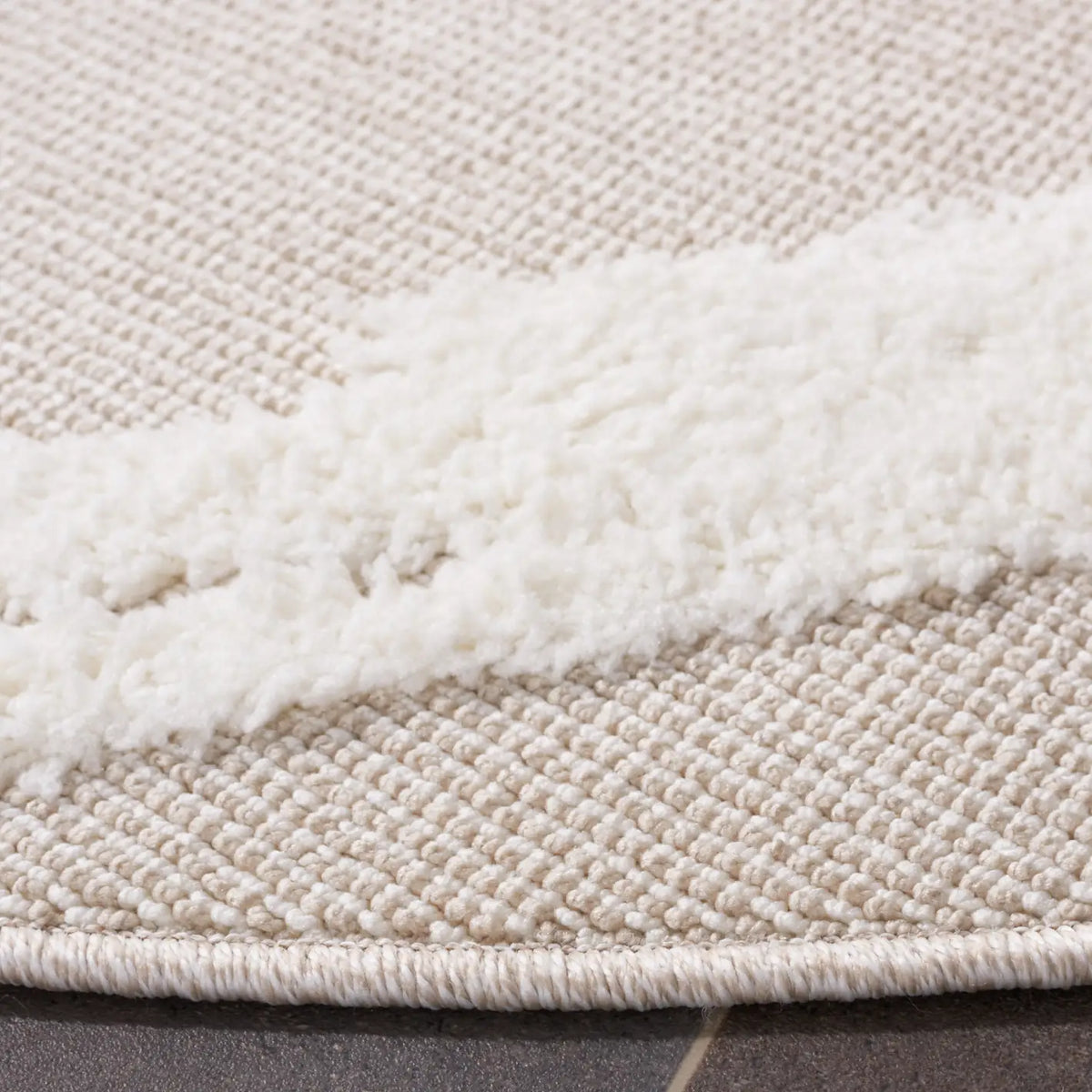 Safavieh Trends 6'-7" x 6'-7" Rug in Beige / Ivory