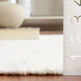 Safavieh Kilim 4'-0" x 6'-0" Rug in Light Grey / Ivory