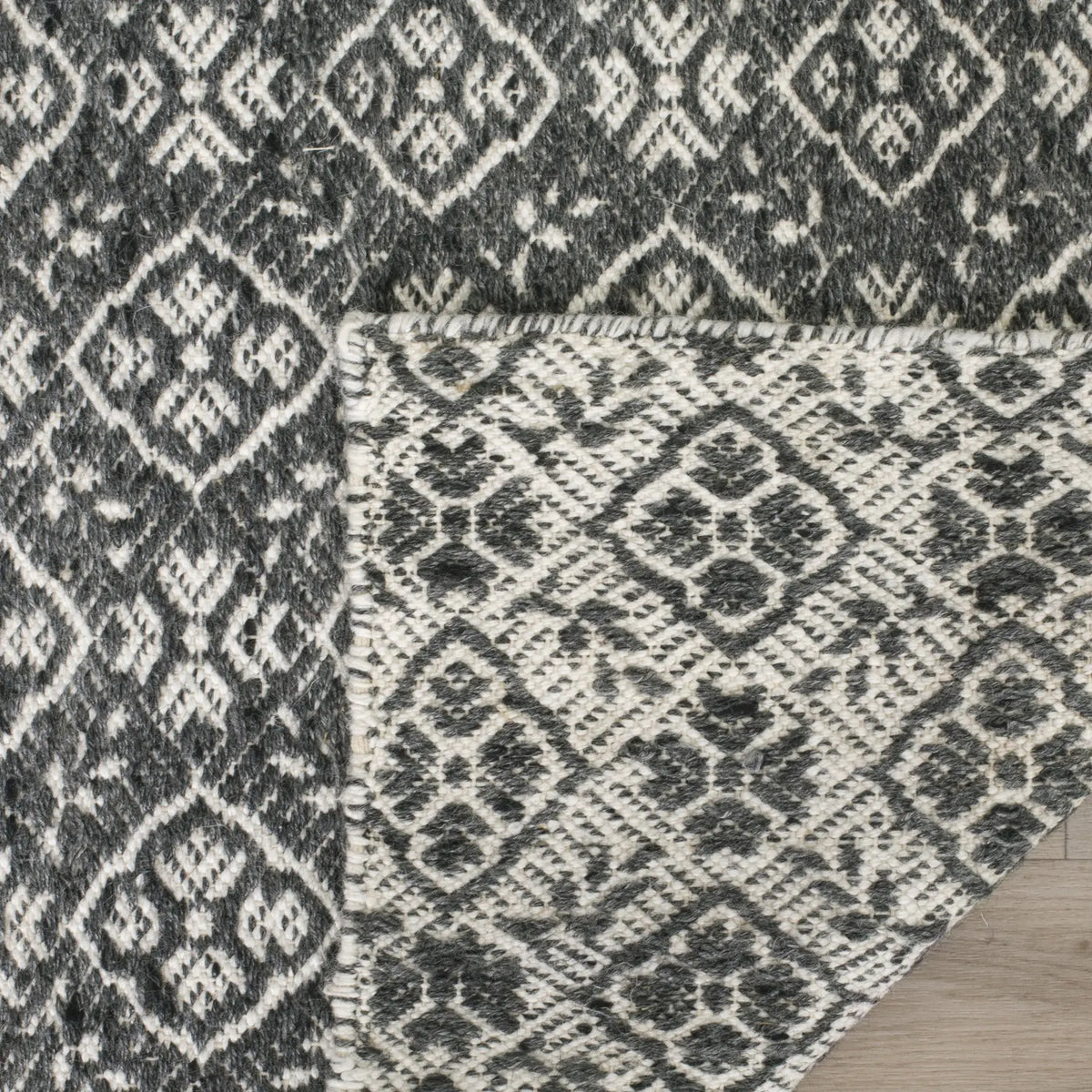 Safavieh Kilim 5'-0" x 8'-0" Rug in Ivory / Charcoal