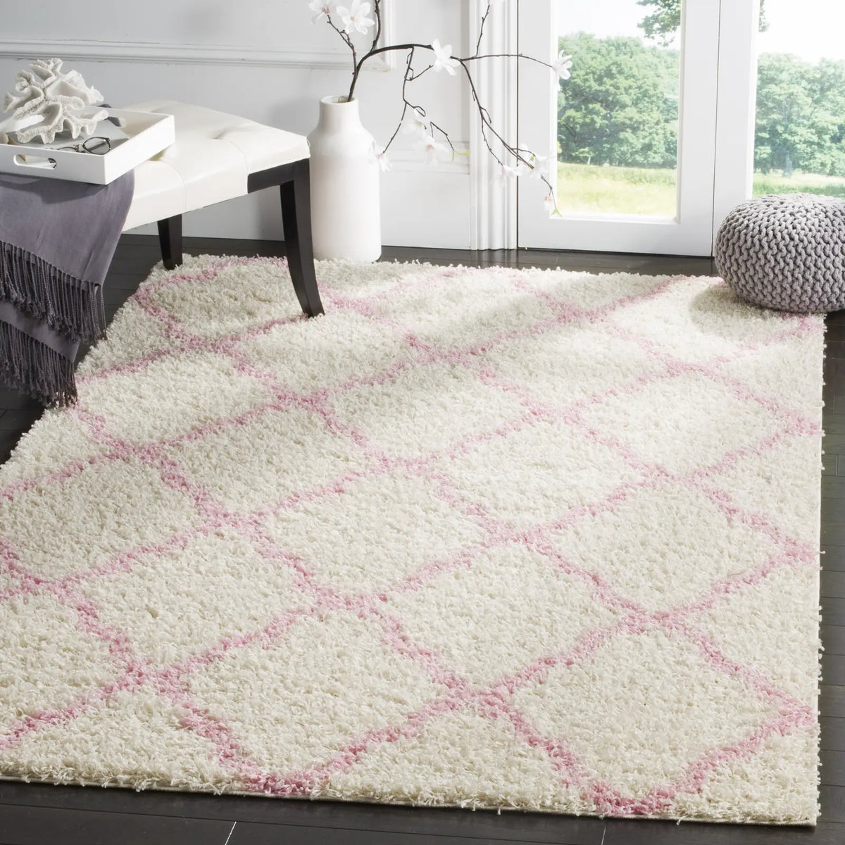 Safavieh Sgd-Dallas Shag 4'-0" x 6'-0" Rug in Ivory / Light Pink