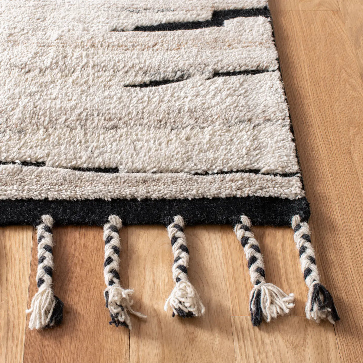 Safavieh Casablanca 5'-0" x 8'-0" Rug in Charcoal / Ivory
