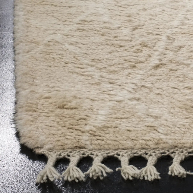 Safavieh Casablanca 5'-0" x 8'-0" Rug in Beige / Ivory