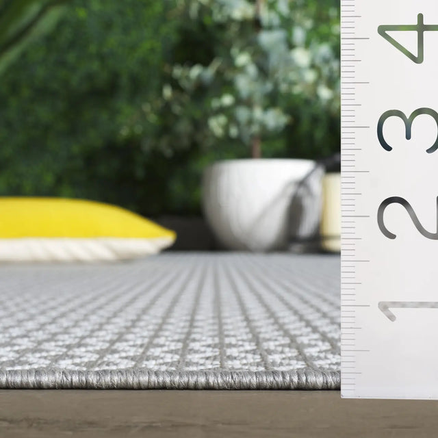 Safavieh Terrace 800 4'-0" x 6'-0" Rug in Grey / Ivory