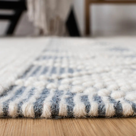 Safavieh Kenya 5'-0" x 8'-0" Rug in Ivory / Blue