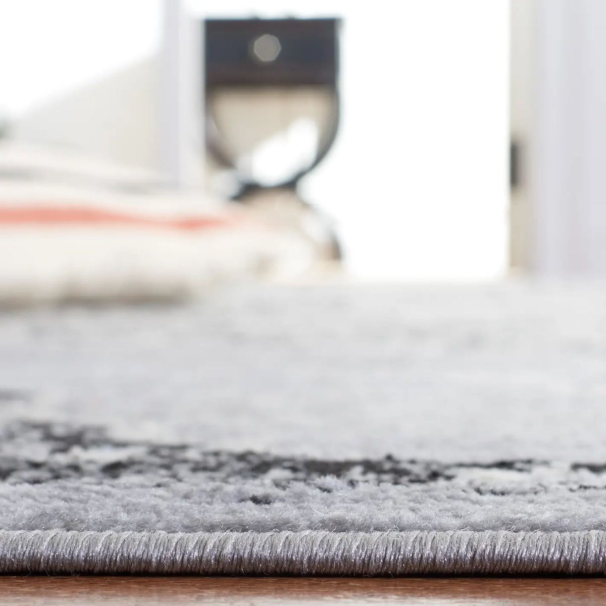 Safavieh Brentwood 4'-0" x 6'-0" Rug in Grey / Black