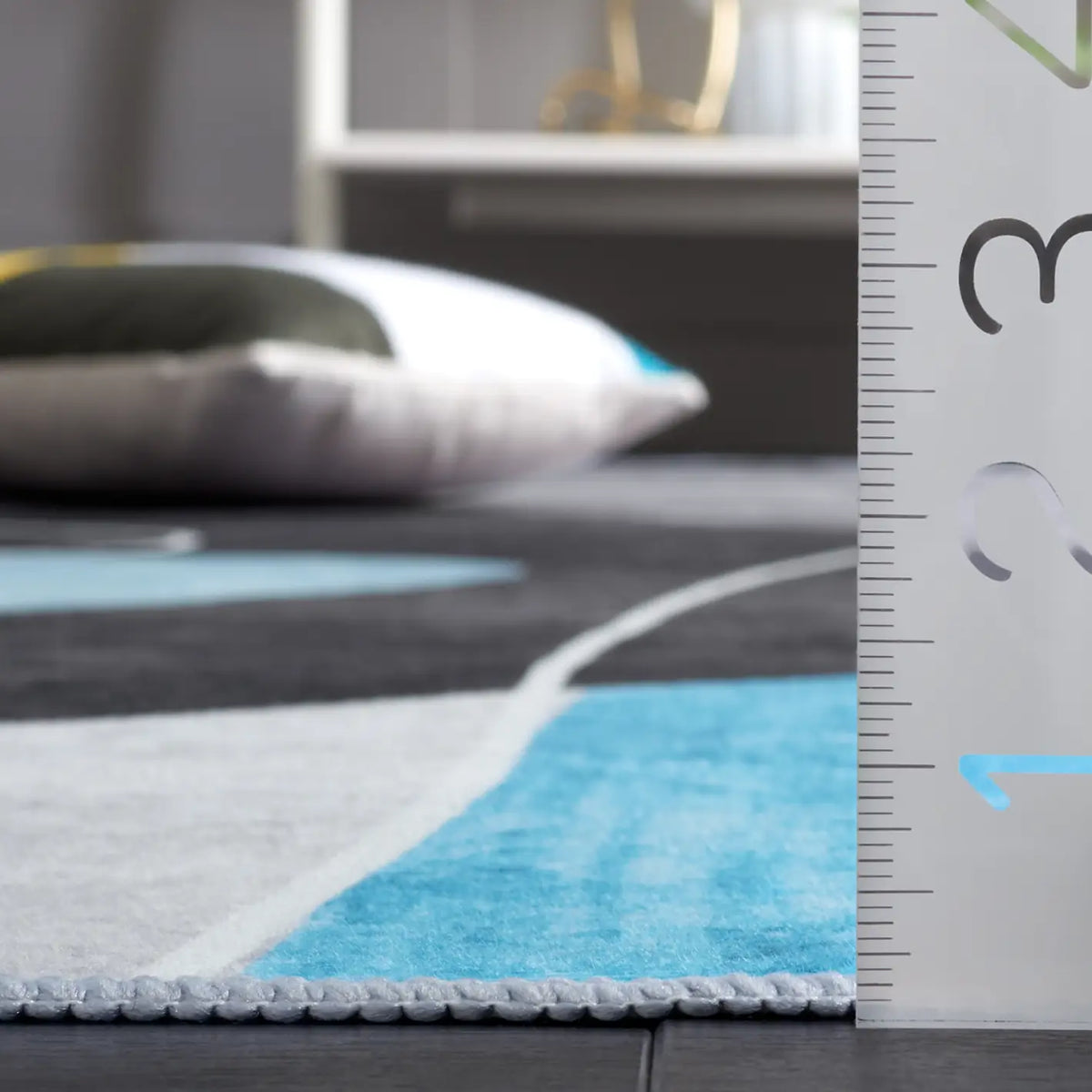 Safavieh Malibu 4'-0" x 6'-0" Rug in Dark Grey / Turquoise