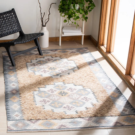 Safavieh Saffron 4'-0" x 6'-0" Rug in Taupe / Ivory