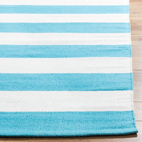 Safavieh Montauk 4'-0" x 6'-0" Rug in Turquoise / Ivory