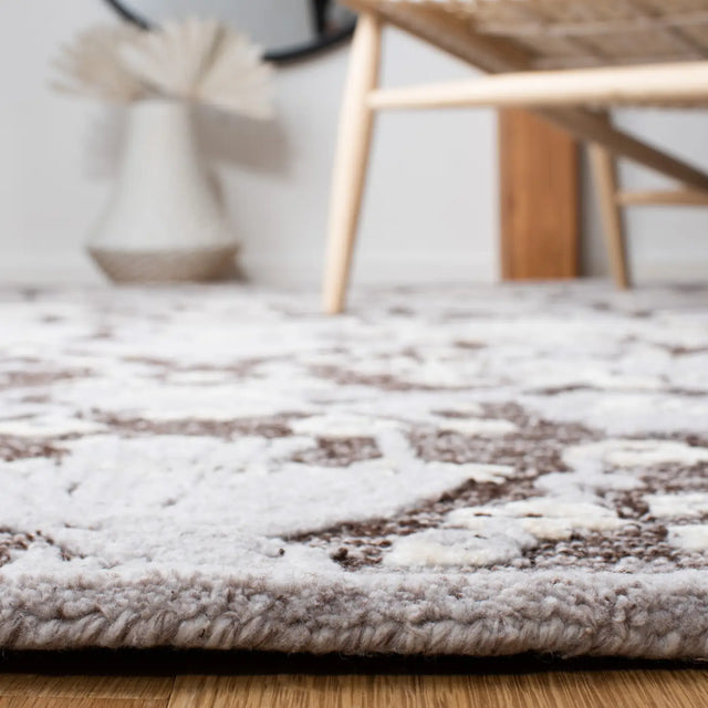 Safavieh Glamour 5'-0" x 8'-0" Rug in Dark Brown / Ivory