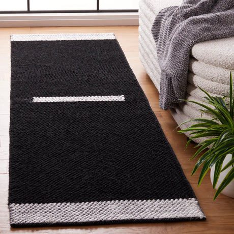 Safavieh Natura 2'-3" x 8'-0" Rug in Black / Ivory