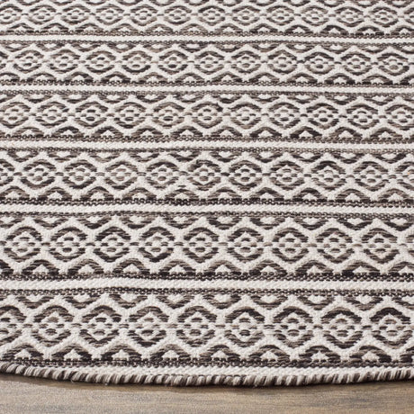 Safavieh Montauk 6'-0" x 6'-0" Rug in Ivory / Black