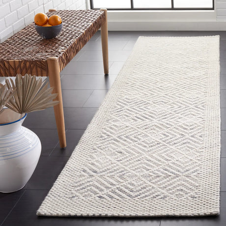 Safavieh Marbella 2'-3" x 9'-0" Rug in Ivory / Black