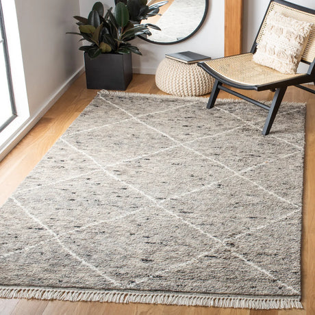 Safavieh Casablanca 4'-0" x 6'-0" Rug in Grey / Ivory