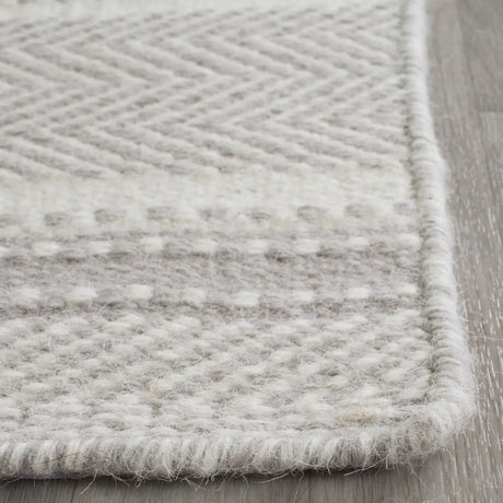 Safavieh Kilim 2'-3" x 7'-0" Rug in Grey / Ivory