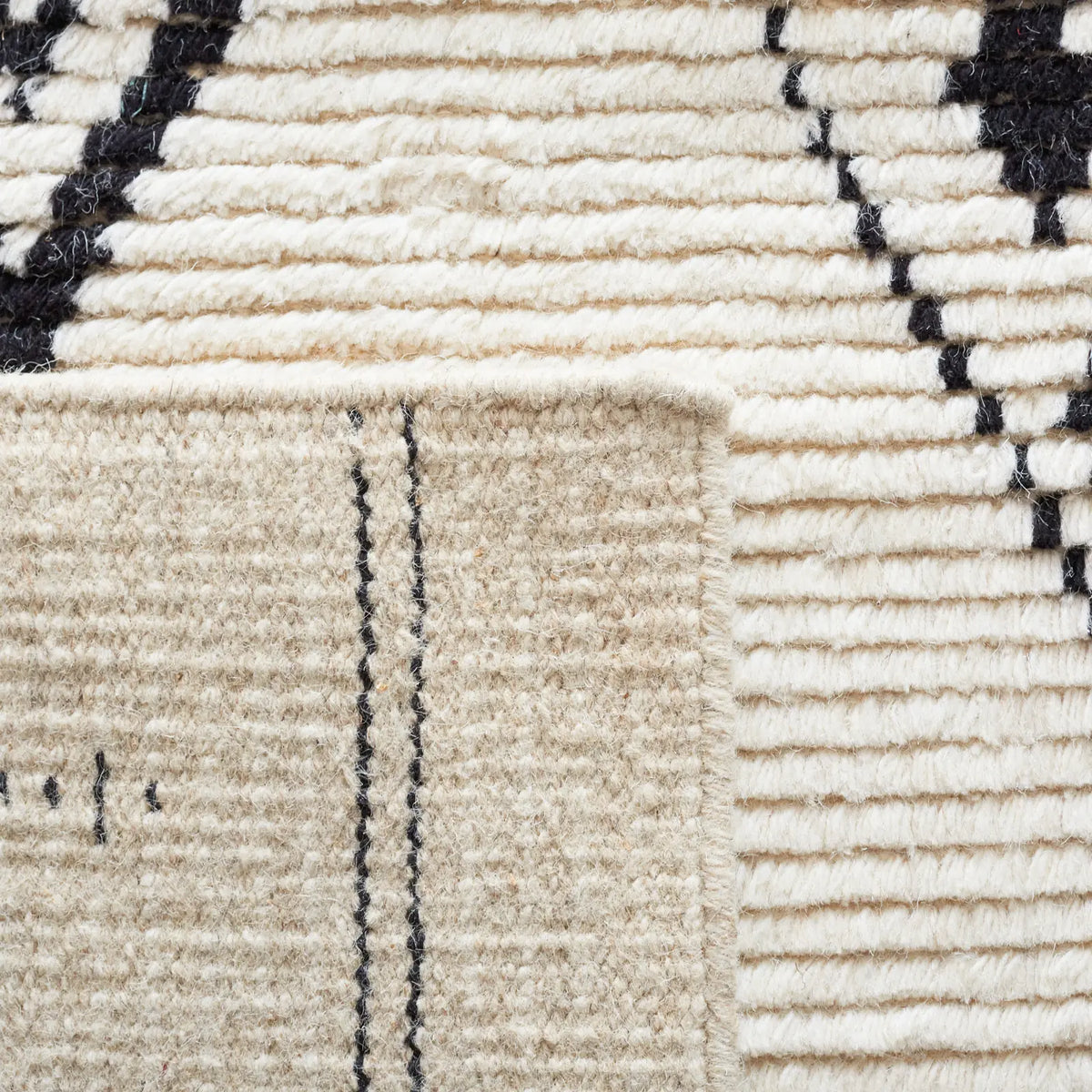 Safavieh Kenya 6'-0" x 9'-0" Rug in Ivory / Black