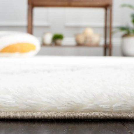 Safavieh Tahoe Shag 4'-0" x 6'-0" Rug in White / Grey