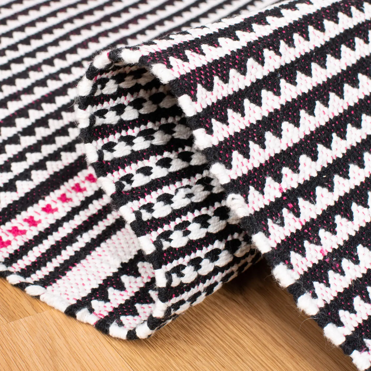 Safavieh Montauk 5'-0" x 8'-0" Rug in Pink / Multi