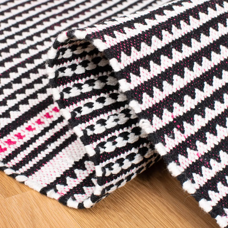 Safavieh Montauk 5'-0" x 8'-0" Rug in Pink / Multi