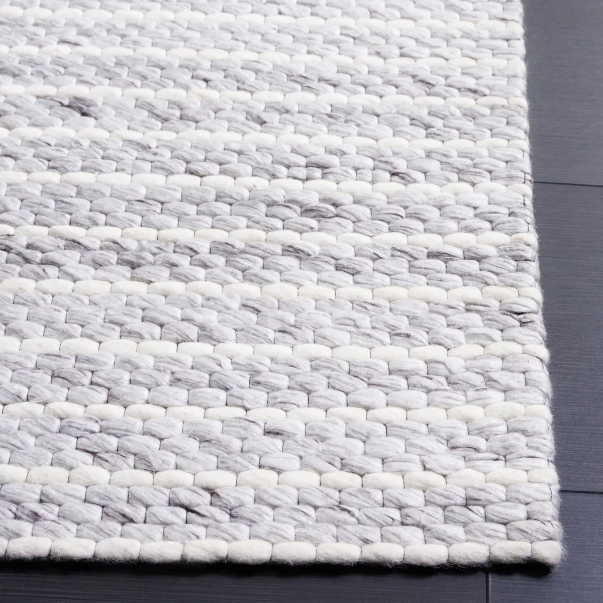 Safavieh Marbella 4'-0" x 6'-0" Rug in Light Grey / Ivory