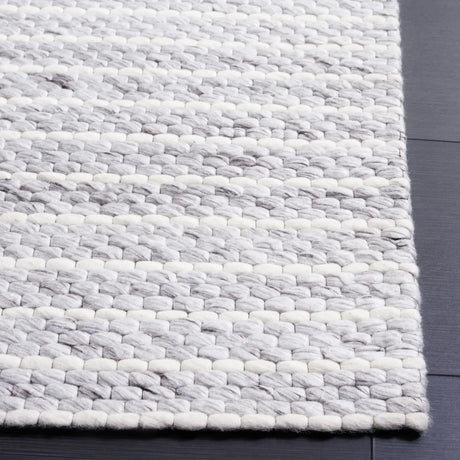 Safavieh Marbella 4'-0" x 6'-0" Rug in Light Grey / Ivory