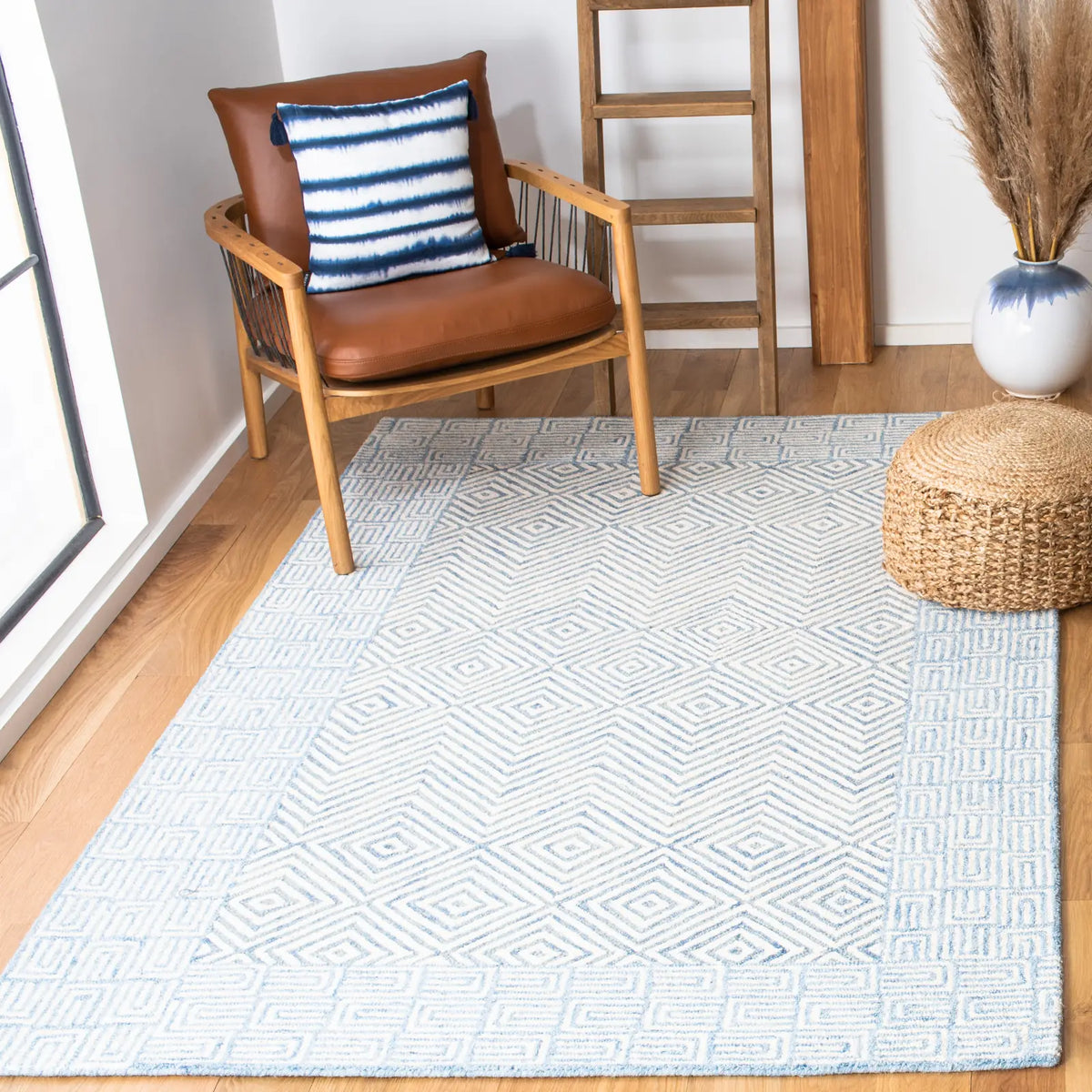 Safavieh Roslyn 4'-0" x 6'-0" Rug in Light Blue / Ivory