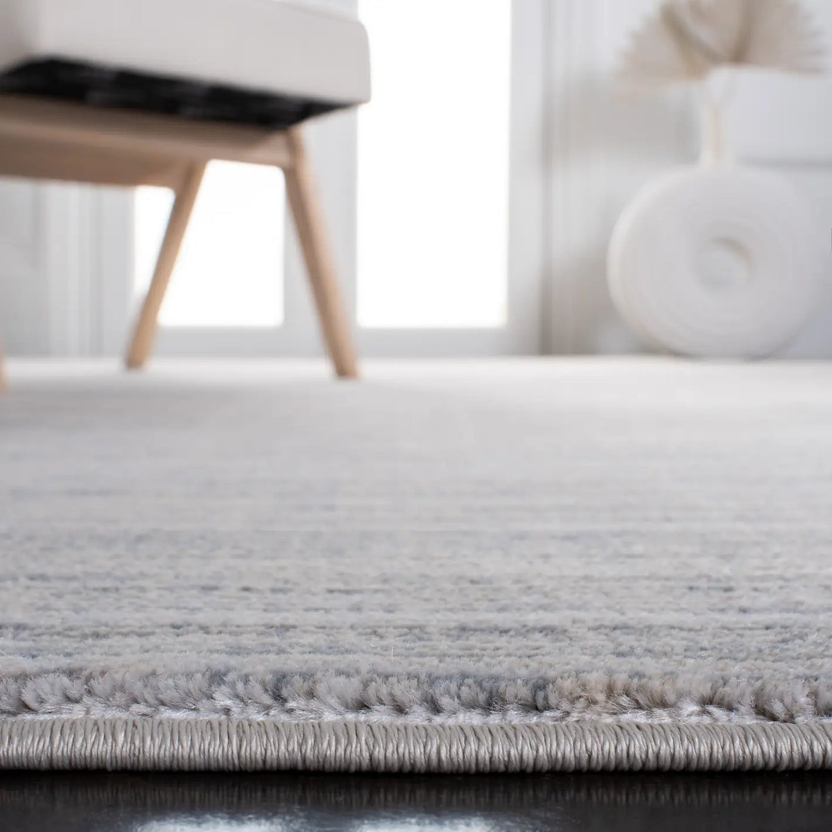 Safavieh Carnegie 4'-0" x 6'-0" Rug in Ivory / Grey