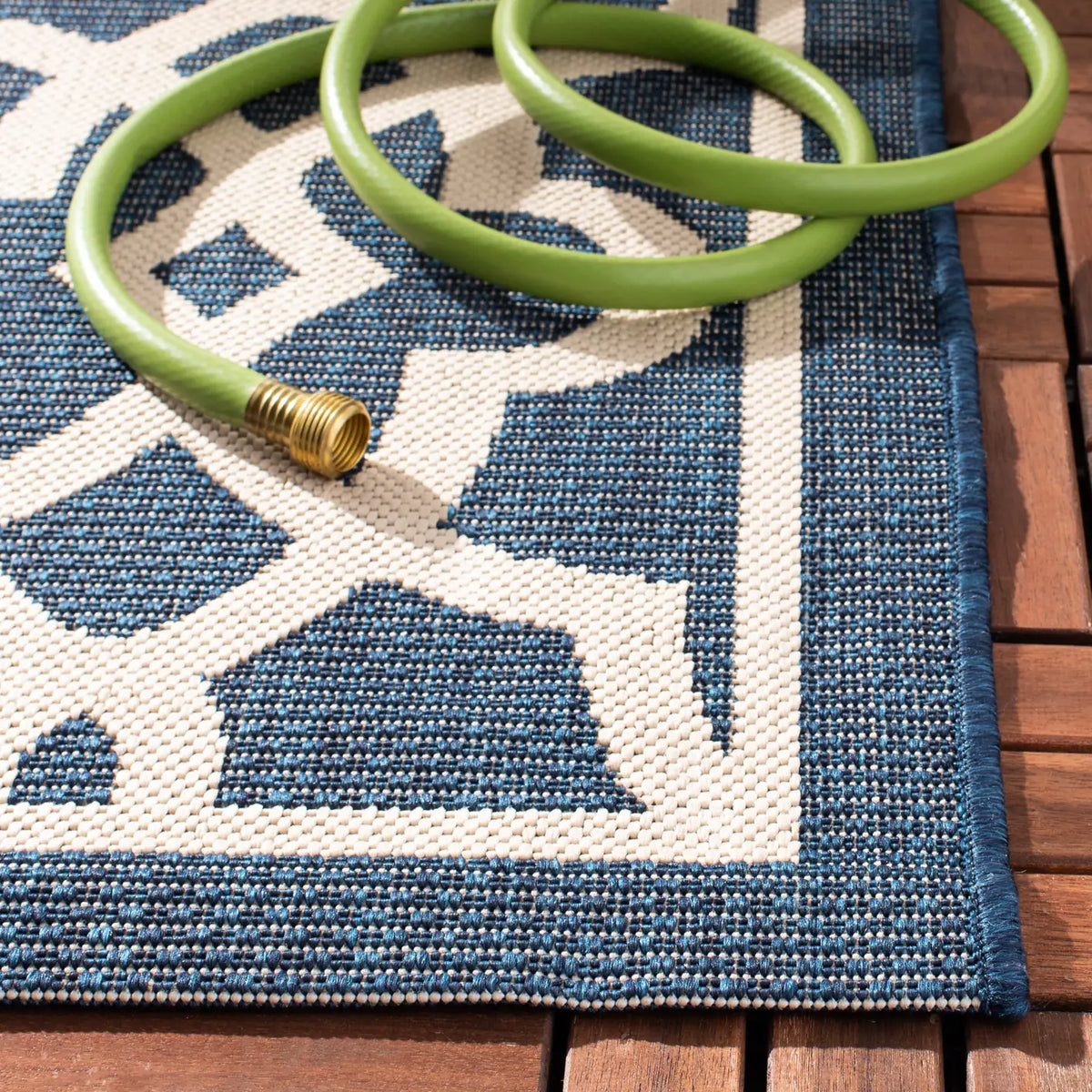 Safavieh Courtyard 4'-0" x 5'-7" Rug in Navy / Beige