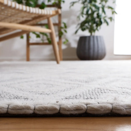 Safavieh Marbella 4'-0" x 6'-0" Rug in Ivory / Black