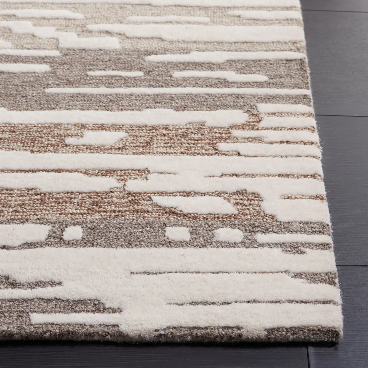 Safavieh Fifth Avenue 4'-0" x 6'-0" Rug in Natural / Brown