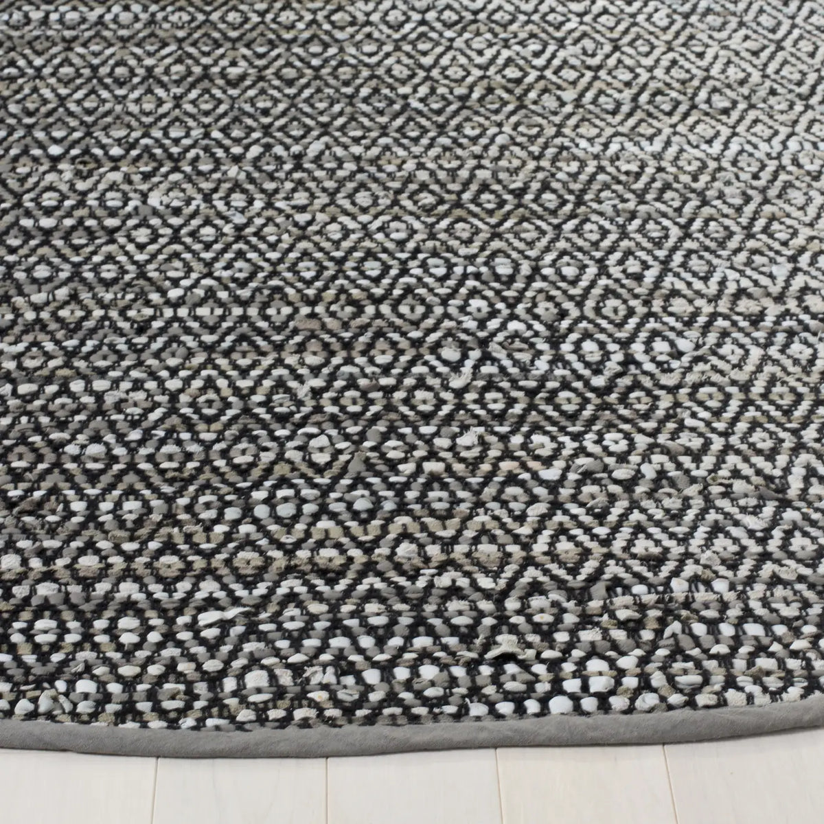 Safavieh Vintage Leather 6'-0" x 6'-0" Rug in Light Grey / Grey