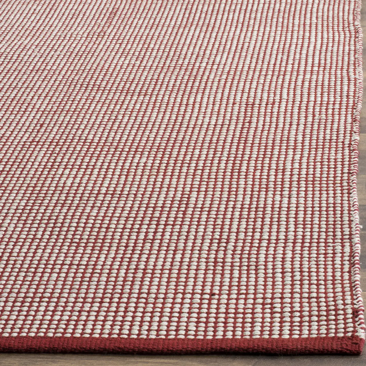 Safavieh Montauk 6'-0" x 9'-0" Rug in Ivory / Red