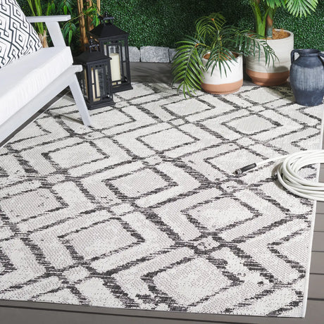 Safavieh Courtyard 4'-0" x 5'-7" Rug in Ivory / Black